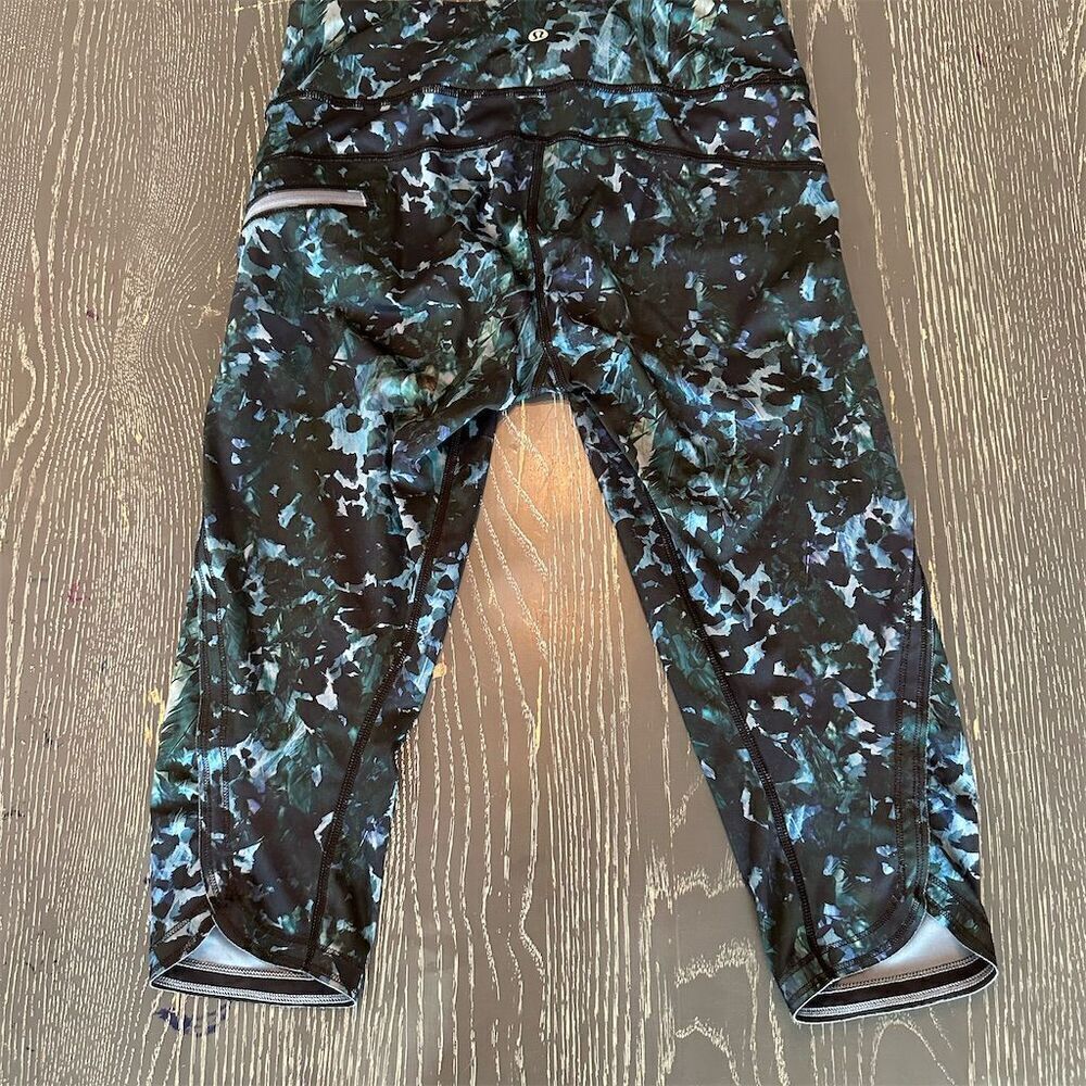 Lululemon Top Speed Crop Leggings Blue Floral Moisture-Wicking Size 6 Women - Picture 2 of 9